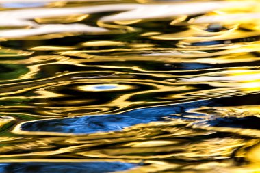 Arkaplan olarak suyun renkli yüzeyi