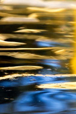 Arkaplan olarak suyun renkli yüzeyi