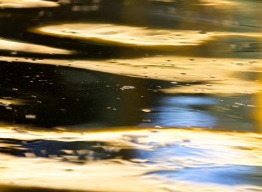 Arkaplan olarak suyun renkli yüzeyi