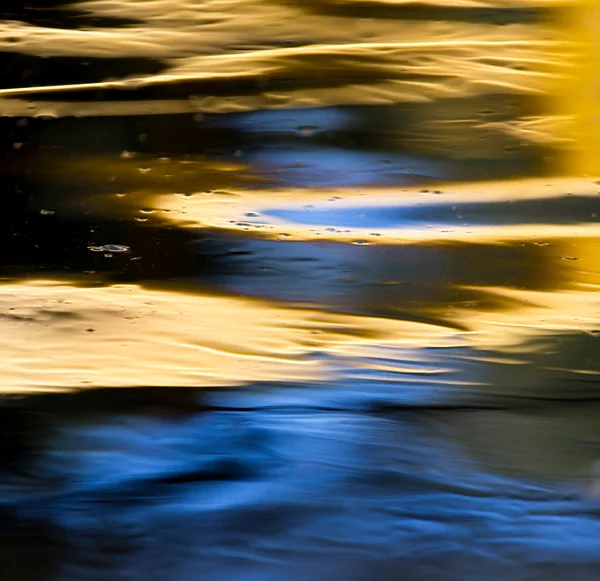 Farbige Oberfläche des Wassers als Hintergrund — Stockfoto