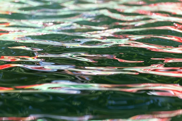 Абстрактная цветная поверхность воды — стоковое фото