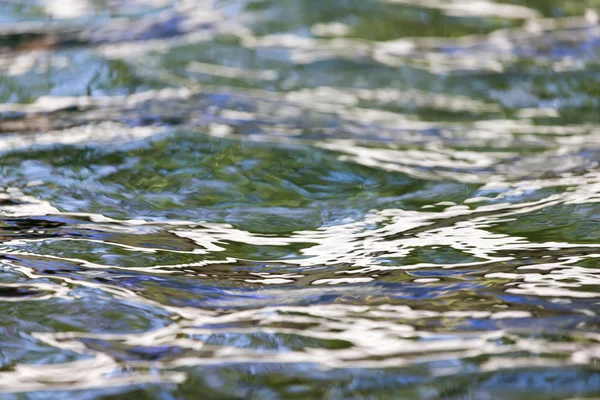 Abstrakte farbige Oberfläche des Wassers — Stockfoto