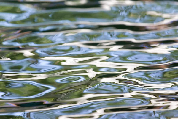 Abstract gekleurde oppervlak van het water — Stockfoto