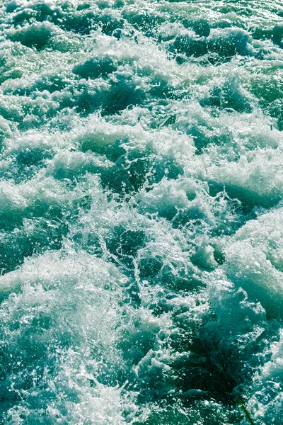 Rough water in the lake as a backdrop — Stock Photo, Image