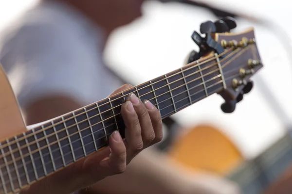 Tocar la guitarra en el escenario — Foto de Stock