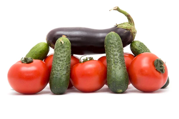 Свіжі смачні овочі на білому тлі — стокове фото