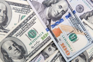 Beyaz bir arka plan üzerinde yüz dolarlık banknot