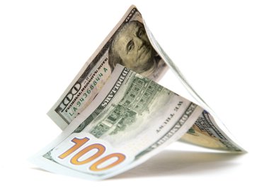 Beyaz bir arka plan üzerinde yüz dolarlık banknot