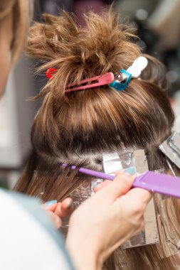 Güzellik salonunda saç dokumak.