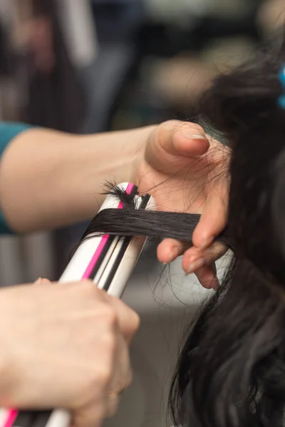 Capelli permanenti in un salone di bellezza — Foto Stock