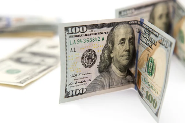 Sto dolarové bankovky na bílém pozadí — Stock fotografie