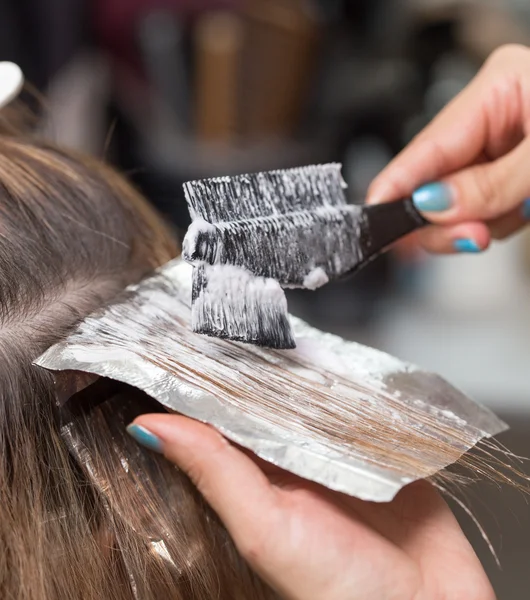 Tisser des cheveux dans un salon de beauté — Photo