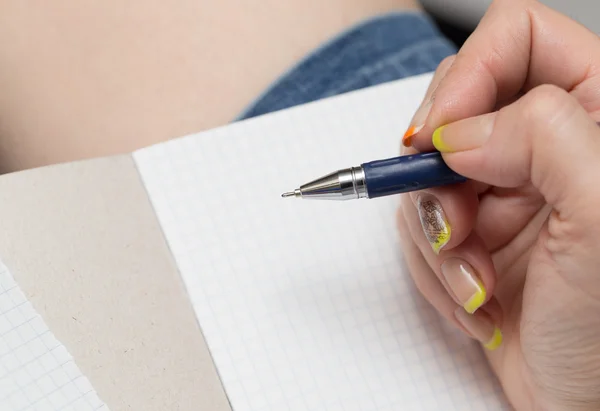 Einen Stift in der Hand — Stockfoto