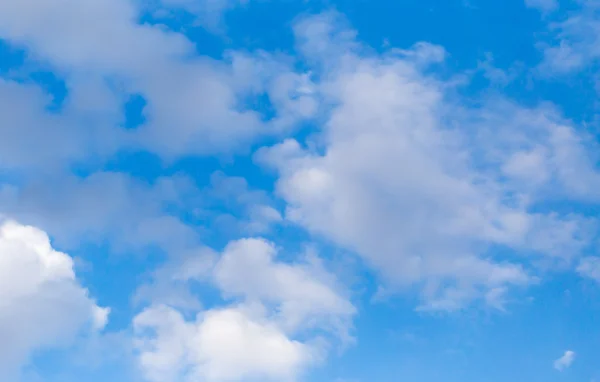 Chmury na niebieskim niebie jako tło — Zdjęcie stockowe