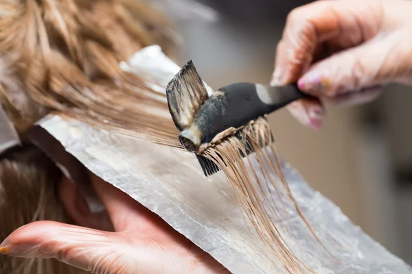 Weven haar in een schoonheidssalon — Stockfoto