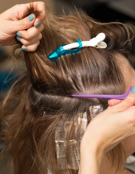 Tecer o cabelo em um salão de beleza — Fotografia de Stock