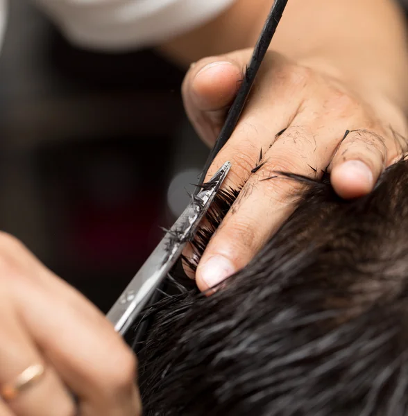 Mannen haar snijden schaar in een schoonheidssalon — Stockfoto