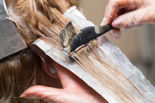 Weven haar in een schoonheidssalon — Stockfoto