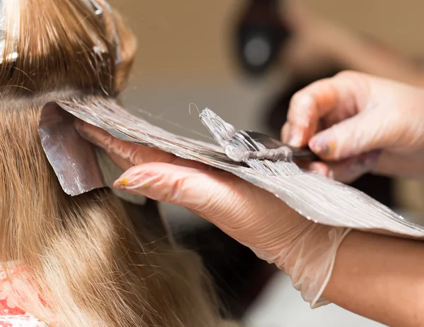Tejer el cabello en un salón de belleza —  Fotos de Stock