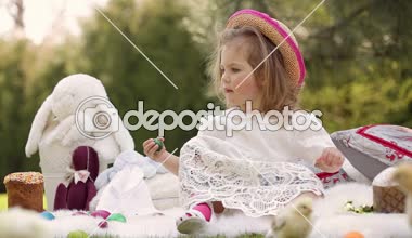 Mutlu Paskalya dekorasyon çevresinde bir çayır çocuk oturur