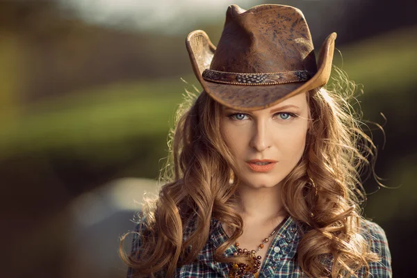 Menina com chapéu de cowboy — Fotografia de Stock