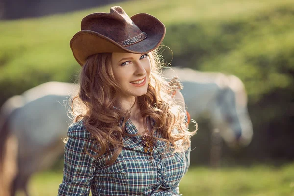 Caballo y niña con sombrero de vaquero — Foto de Stock