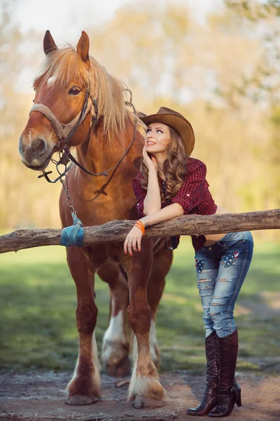 Mulher e Cavalo. Estilo retro oeste selvagem — Fotografia de Stock