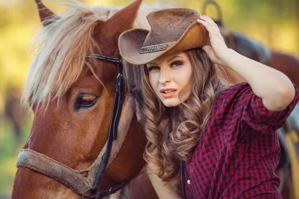 Pferd und Modemodel mit Cowboyhut — Stockfoto