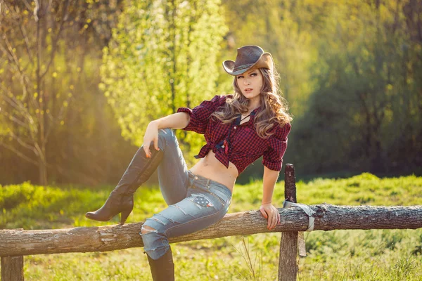 Chica con sombrero de vaquero — Foto de Stock