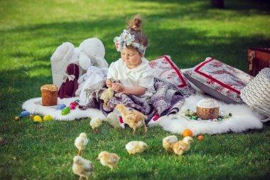 Çocuk bir çayır Paskalya dekorasyon etrafında oturur