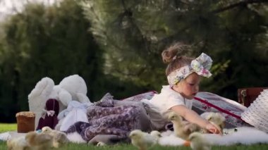 Mutlu Paskalya dekorasyon çevresinde bir çayır çocuk oturur