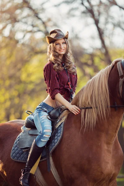 Vacker leende flicka Rider häst på hösten sätter — Stockfoto