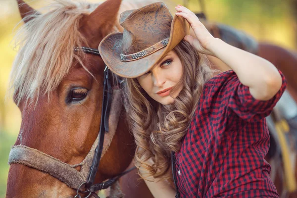 Koń i modelka. W stylu retro. — Zdjęcie stockowe