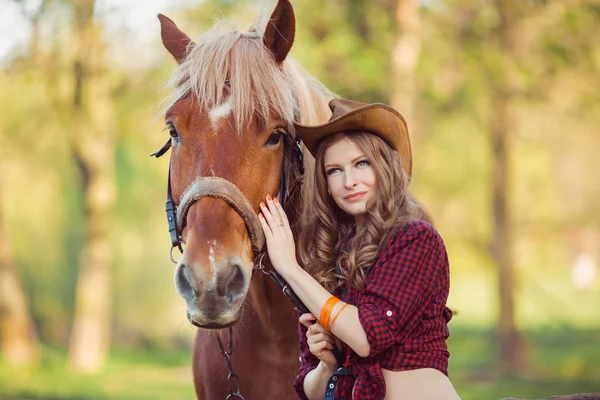 Koně a dívka s kovbojský klobouk — Stock fotografie