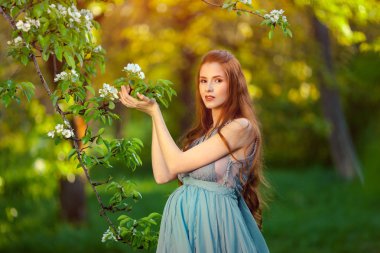 Rahatlatıcı ve doğa hayatta zevk genç hamile kadın