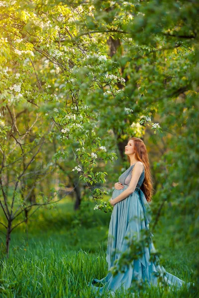 Junge schwangere Frau entspannt sich und genießt das Leben in der Natur — Stockfoto