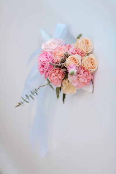 Bröllop lyxbil dekorerad med blommor — Stockfoto