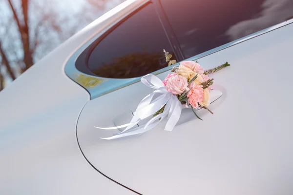 花で飾られた豪華な結婚式の車 — ストック写真