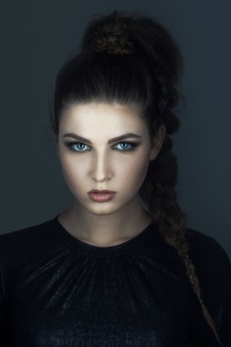 Cadılar Bayramı için yaratıcı makyajlı kız