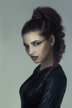 Cadılar Bayramı için yaratıcı makyajlı kız