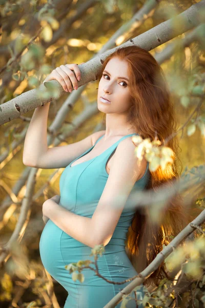 Όμορφη έγκυος γυναίκα στον κήπο — Φωτογραφία Αρχείου