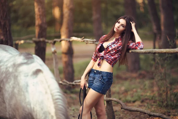 Mujer y Caballo. Estilo casual sexy — Foto de Stock