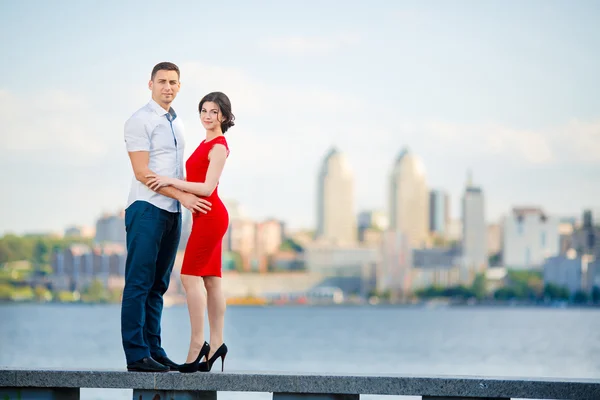 Mutlu genç çift şehre karşı kucaklayan — Stok fotoğraf