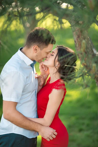 Feliz joven pareja besándose en el parque — Foto de Stock