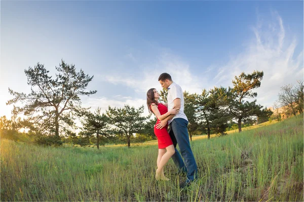 Joyeux jeune couple embrasser dans le parc — Photo