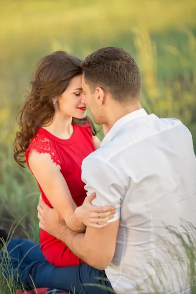 Mutlu genç çift kucaklama Park