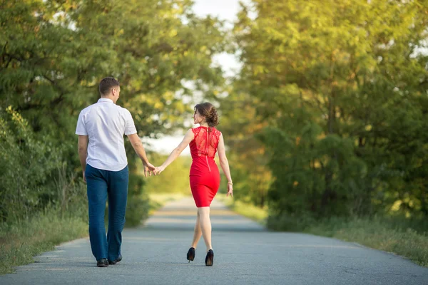 Giovani passeggiate di coppia nel parco — Foto Stock