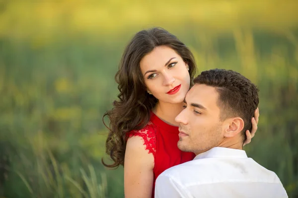 Jovem feliz casal abraçar no parque — Fotografia de Stock