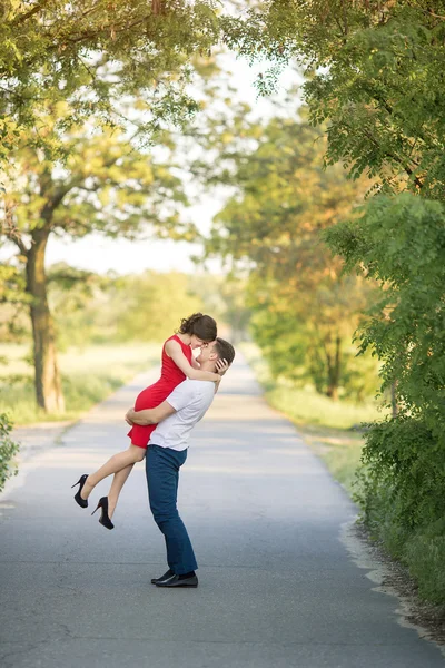 公園でキス幸せな若いカップル — ストック写真