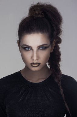 Cadılar Bayramı için yaratıcı makyajlı kız